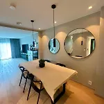 Spacious, 3 Bedroom House With Parking شقة