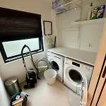 Spacious, 3 Bedroom House With Parking شقة *