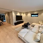 شقة Spacious, 3 Bedroom House With Parking برغن
