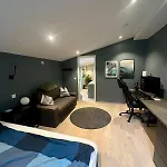 Spacious, 3 Bedroom House With Parking شقة برغن