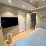 Spacious, 3 Bedroom House With Parking * برغن