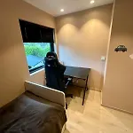 Spacious, 3 Bedroom House With Parking شقة *