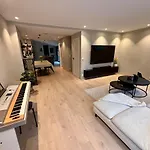 Spacious, 3 Bedroom House With Parking * برغن