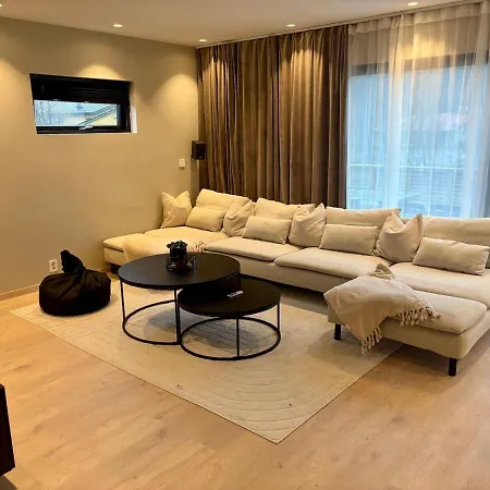 Spacious, 3 Bedroom House With Parking Bergen