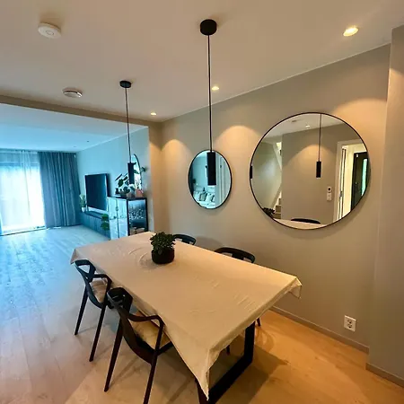 Spacious, 3 Bedroom House With Parking 公寓