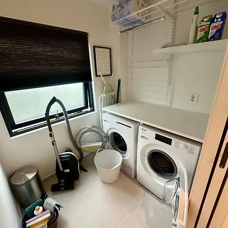 Spacious, 3 Bedroom House With Parking 公寓 *