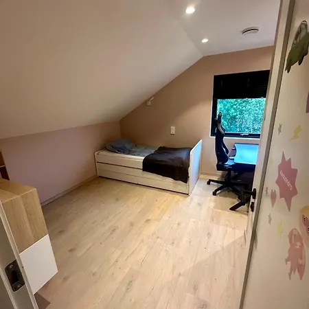 Spacious, 3 Bedroom House With Parking Apartment *