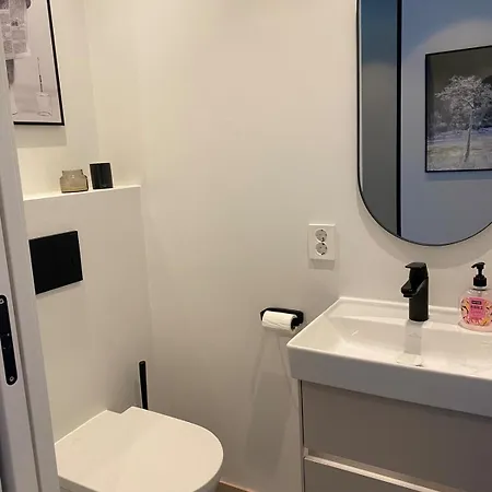 Spacious, 3 Bedroom House With Parking 卑爾根