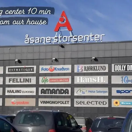 Spacious, 3 Bedroom House With Parking Bergen