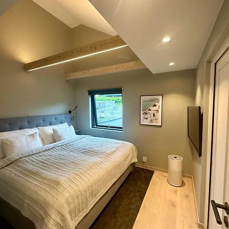 Apartment Spacious, 3 Bedroom House With Parking *