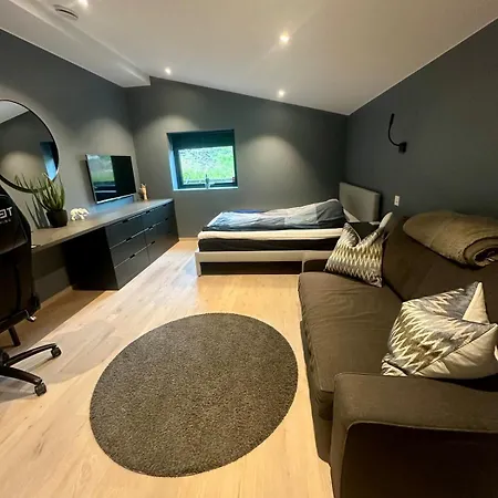 Apartment Spacious, 3 Bedroom House With Parking