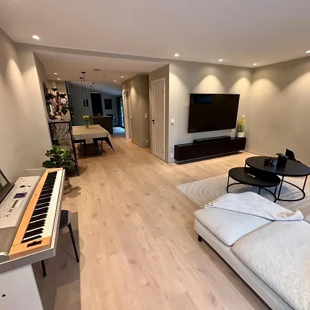 Spacious, 3 Bedroom House With Parking * 卑爾根