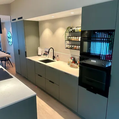 Spacious, 3 Bedroom House With Parking *